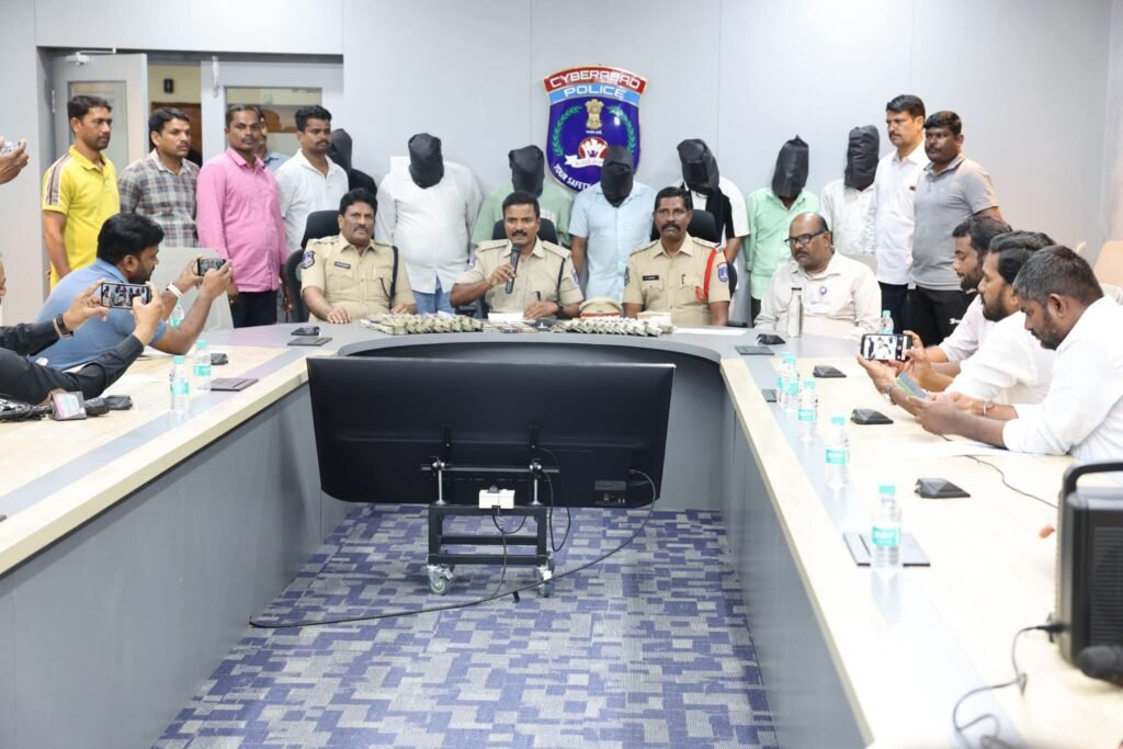 ఆన్‌లైన్ ట్రేడింగ్ మోసం ముఠాకు సహకరించిన ఏడుగురు అరెస్ట్