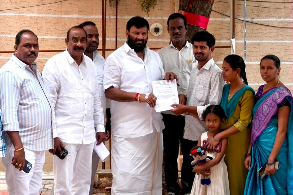 ముఖ్యమంత్రి సహాయనిధి ఎల్‌ఓసీని బాధిత కుటుంబానికి అందజేసిన కూన శ్రీశైలం గౌడ్
