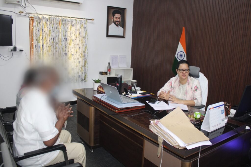 ప్రజావాణిలో ప్రజల నుంచి ఫిర్యాదులు స్వీకరించిన వికారాబాద్ ఎస్పీ స్నేహ మెహ్రా