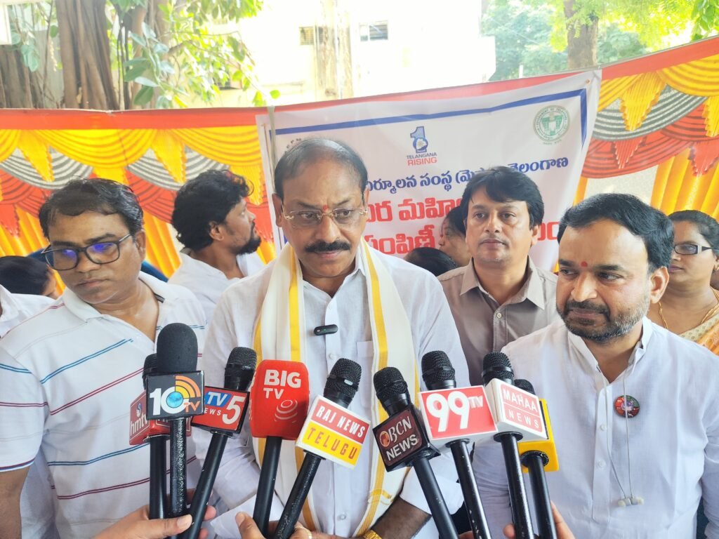 ఇందిరమ్మ మహిళా శక్తి చీరల పంపిణీ కార్యక్రమం ఘనం