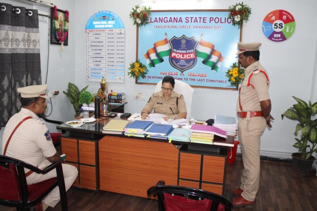 డీఎస్పీ కార్యాలయాలను తనిఖీ చేసిన ఎస్పీ స్నేహ మెహ్రా