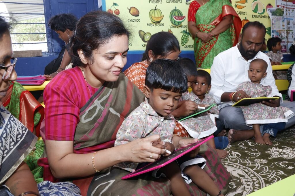 పిల్లలతో కూర్చొని భోజనం చేసిన కలెక్టర్లు