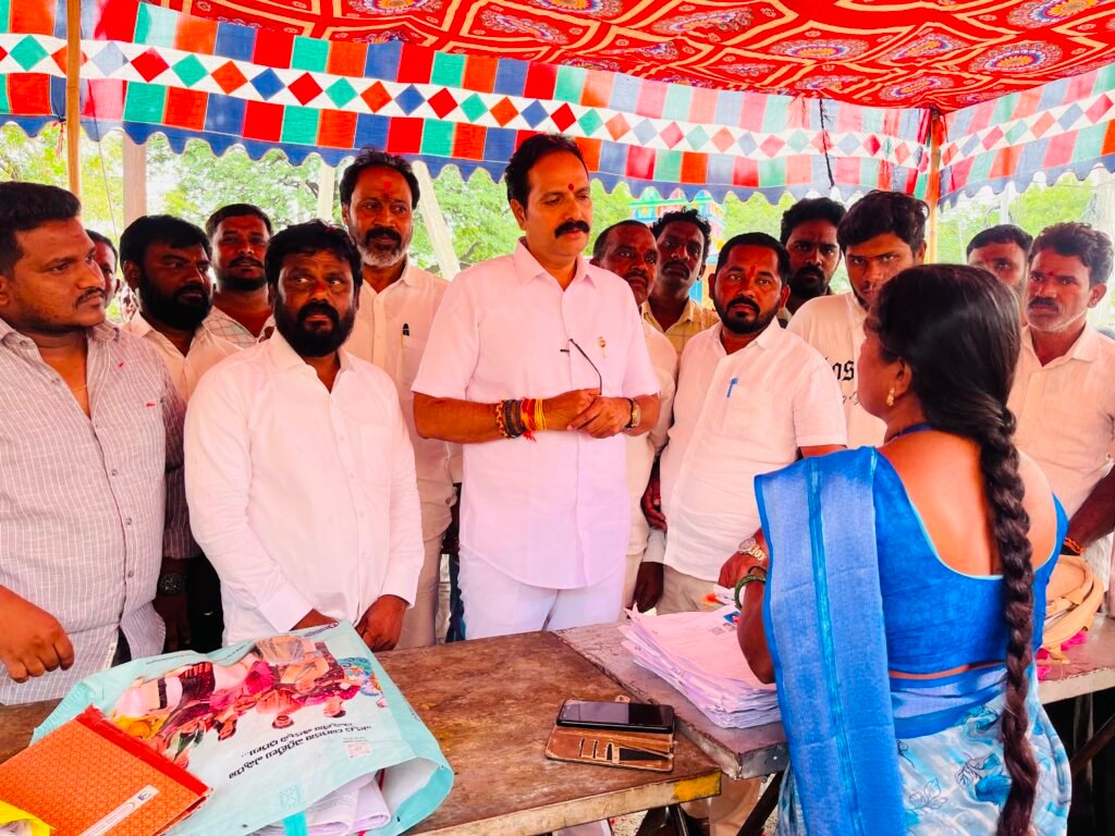 ప్రత్యేక ఓటరు జాబితా సవరణ కార్యక్రమంలో పాల్గొన్న పట్వారీ శశిధర్
