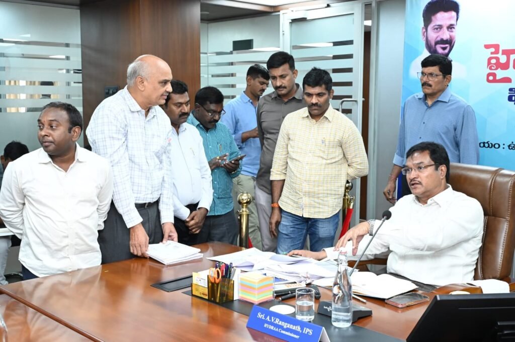 రహదారులు, పార్కులను కాపాడండి..
