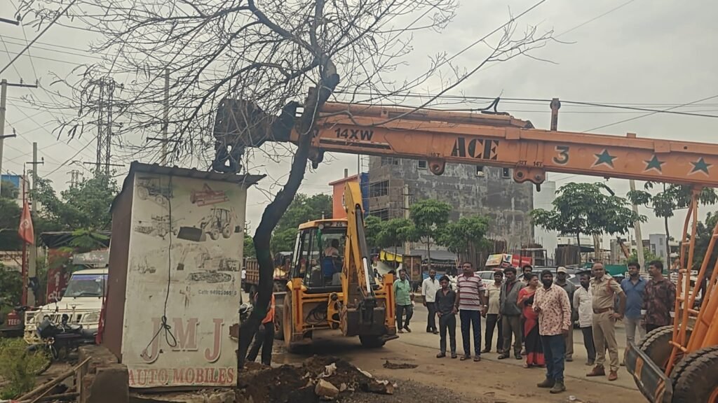 షాద్‌నగర్‌లో రోడ్డు విస్తరణకు ఆరంభం